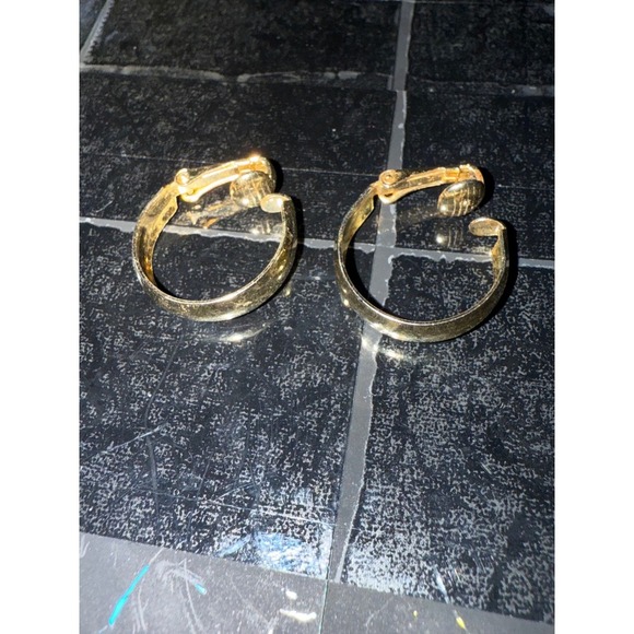 Gold Tone Hoop Clip On Earrings Women's Fashion Jewelry - Picture 1 of 2